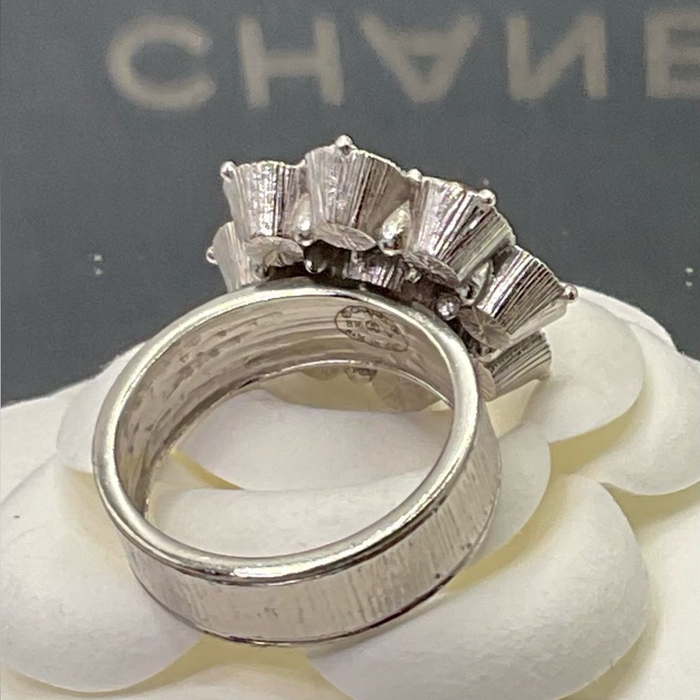 CHANEL Silver Cluster Ring with Faceted Stones and Textured Band|Cocktail Ring - Picture 5 of 7
